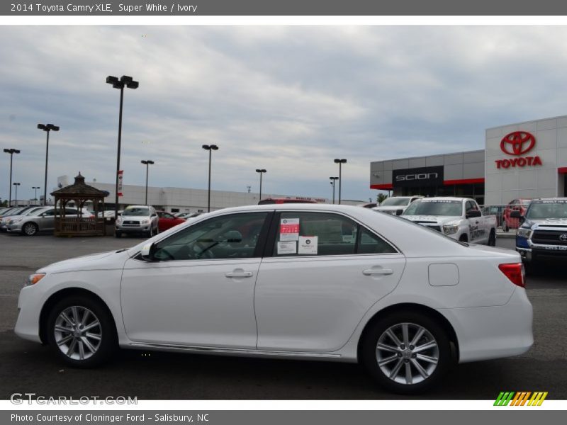 Super White / Ivory 2014 Toyota Camry XLE