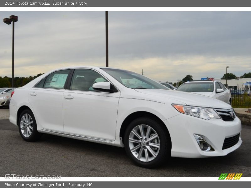 Super White / Ivory 2014 Toyota Camry XLE