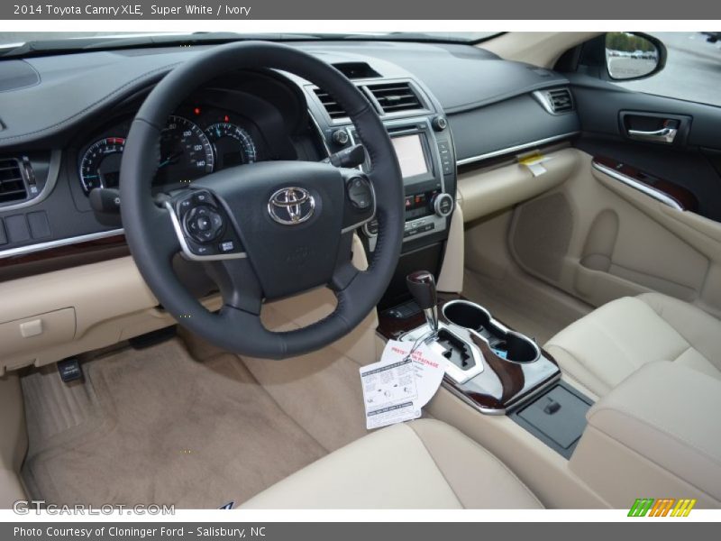 Super White / Ivory 2014 Toyota Camry XLE