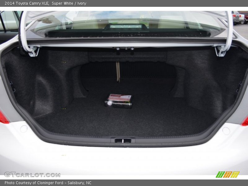 Super White / Ivory 2014 Toyota Camry XLE