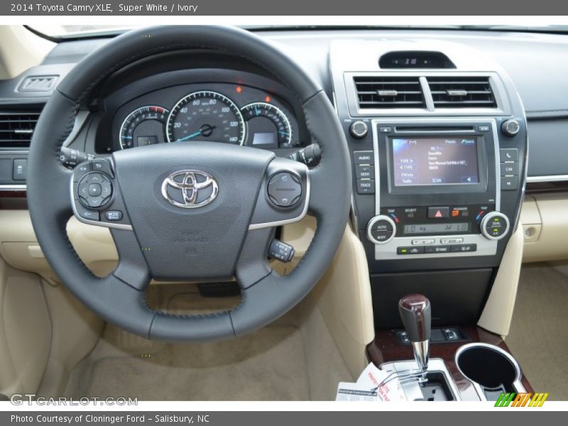 Super White / Ivory 2014 Toyota Camry XLE