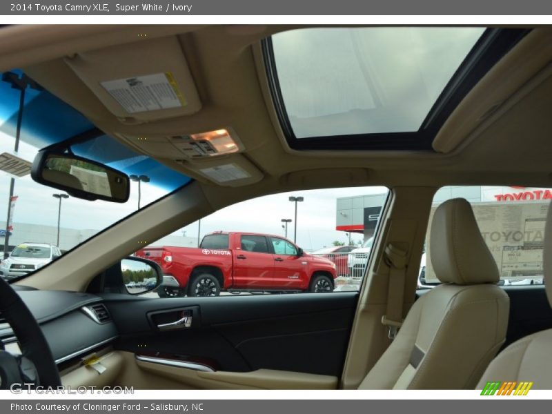 Super White / Ivory 2014 Toyota Camry XLE