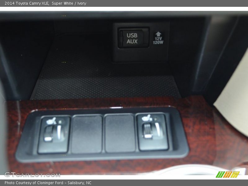 Super White / Ivory 2014 Toyota Camry XLE
