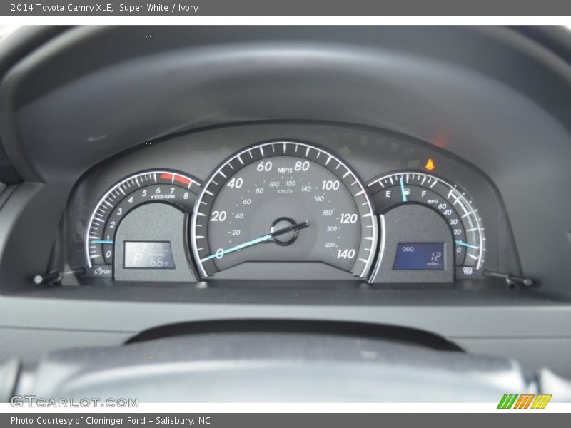 Super White / Ivory 2014 Toyota Camry XLE