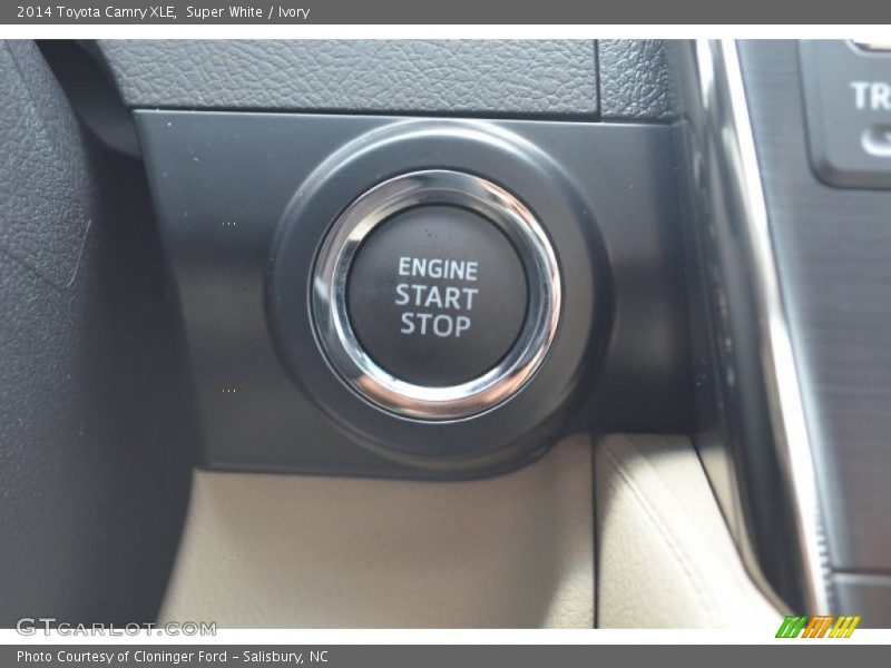 Super White / Ivory 2014 Toyota Camry XLE