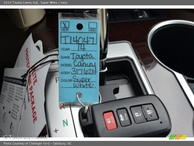 Super White / Ivory 2014 Toyota Camry XLE