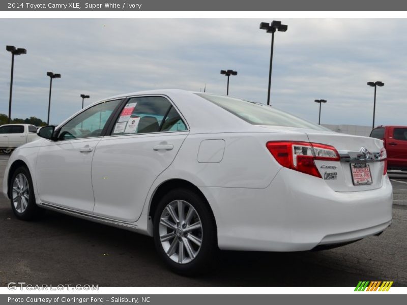 Super White / Ivory 2014 Toyota Camry XLE