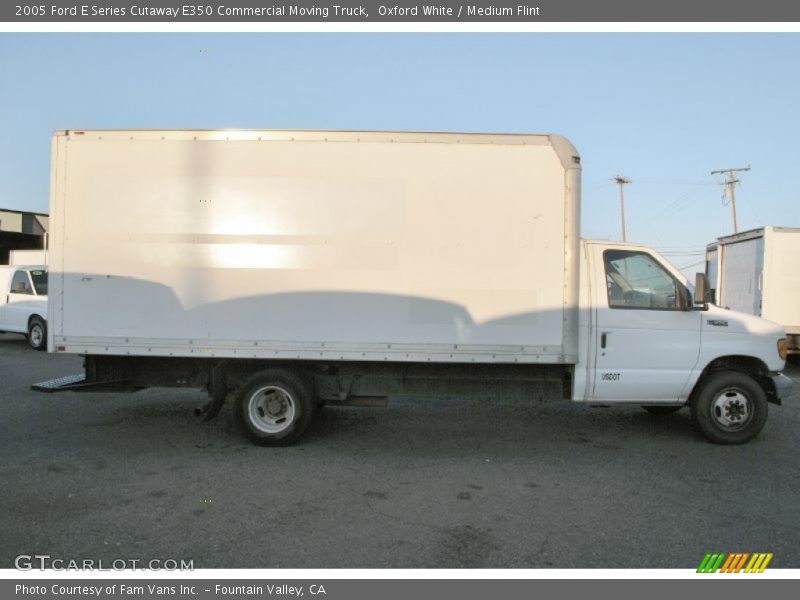 Oxford White / Medium Flint 2005 Ford E Series Cutaway E350 Commercial Moving Truck