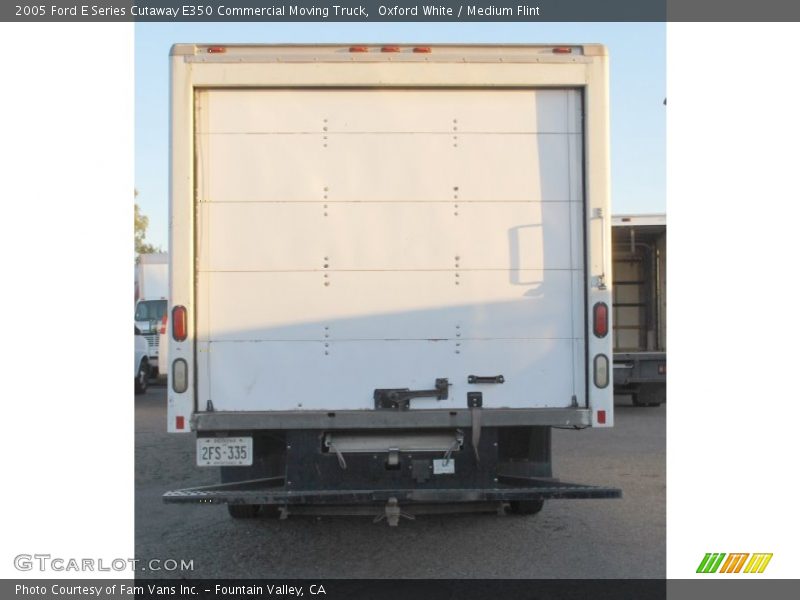 Oxford White / Medium Flint 2005 Ford E Series Cutaway E350 Commercial Moving Truck