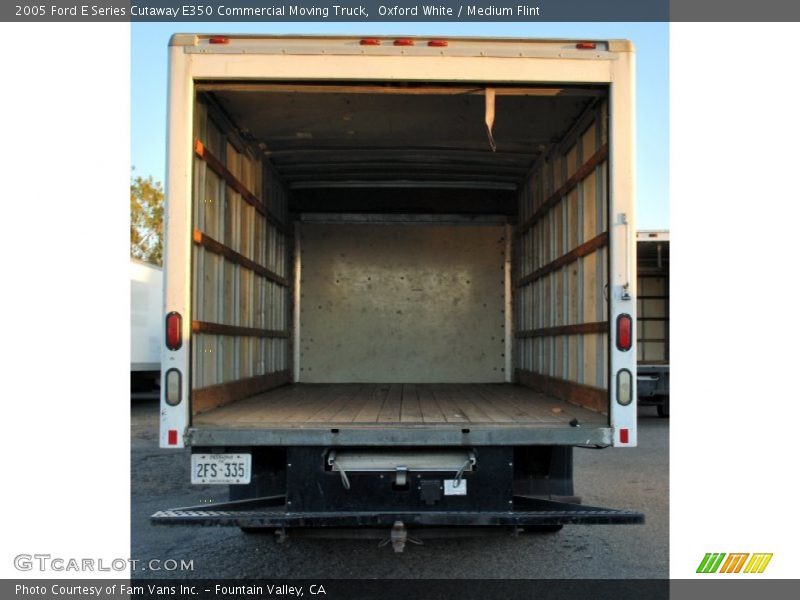 Oxford White / Medium Flint 2005 Ford E Series Cutaway E350 Commercial Moving Truck