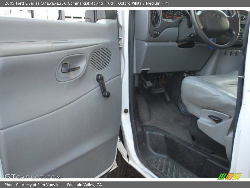 Oxford White / Medium Flint 2005 Ford E Series Cutaway E350 Commercial Moving Truck