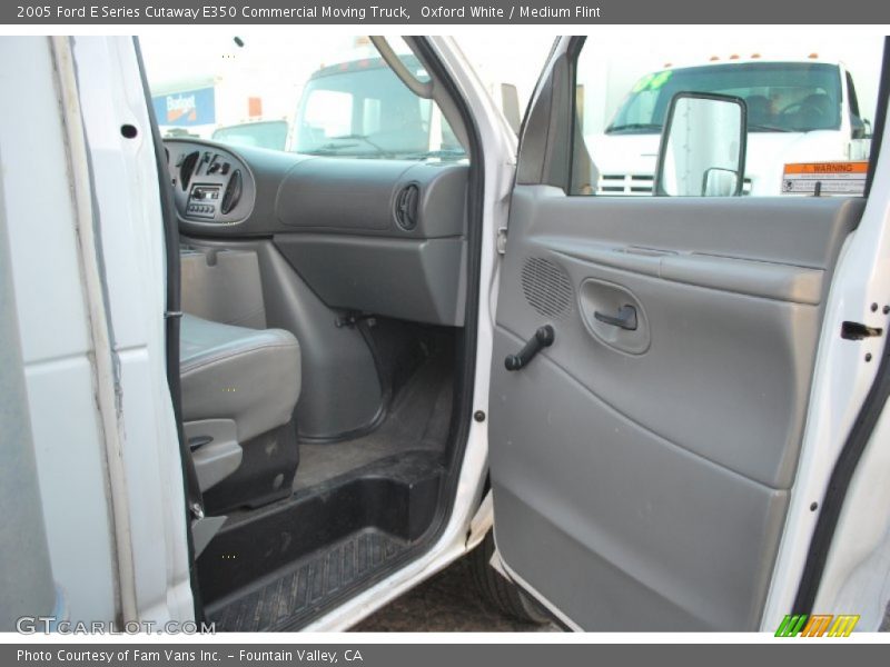 Oxford White / Medium Flint 2005 Ford E Series Cutaway E350 Commercial Moving Truck