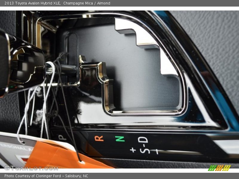 Champagne Mica / Almond 2013 Toyota Avalon Hybrid XLE