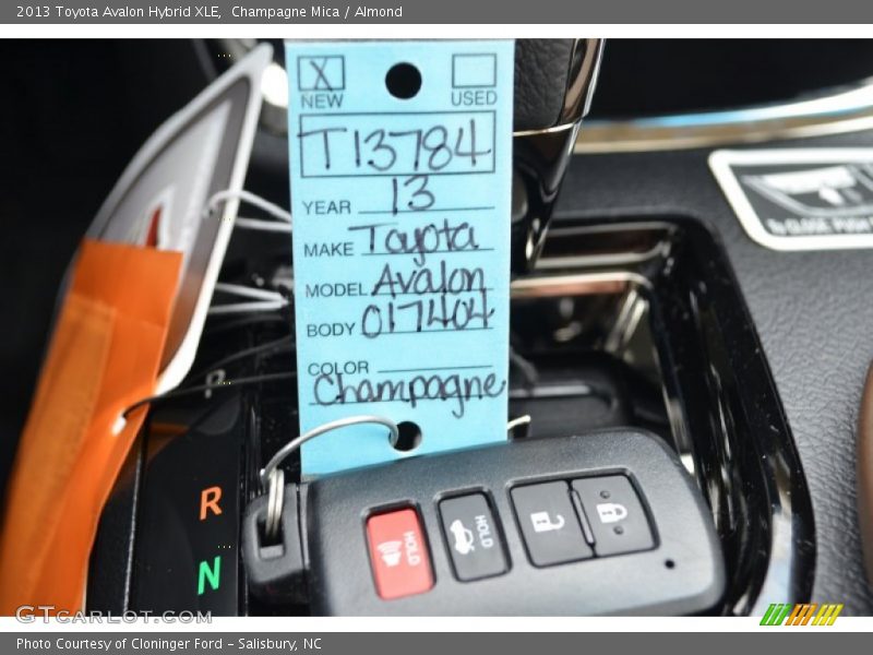 Champagne Mica / Almond 2013 Toyota Avalon Hybrid XLE