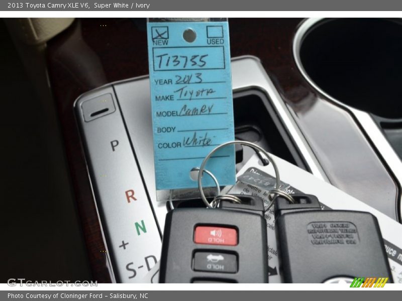 Super White / Ivory 2013 Toyota Camry XLE V6