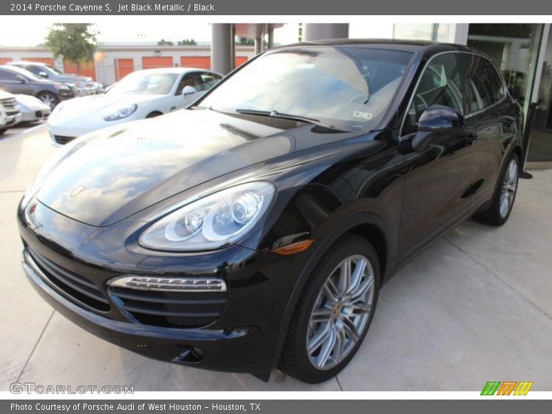 Front 3/4 View of 2014 Cayenne S