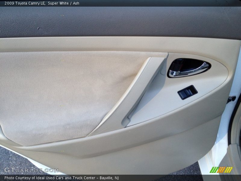 Super White / Ash 2009 Toyota Camry LE