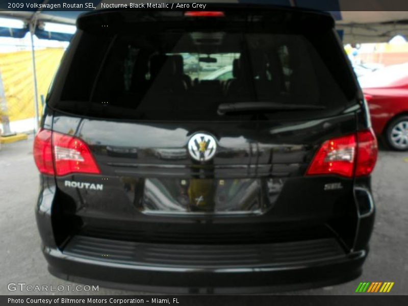 Nocturne Black Metallic / Aero Grey 2009 Volkswagen Routan SEL