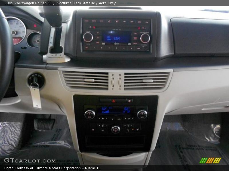 Nocturne Black Metallic / Aero Grey 2009 Volkswagen Routan SEL