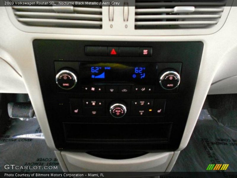 Nocturne Black Metallic / Aero Grey 2009 Volkswagen Routan SEL