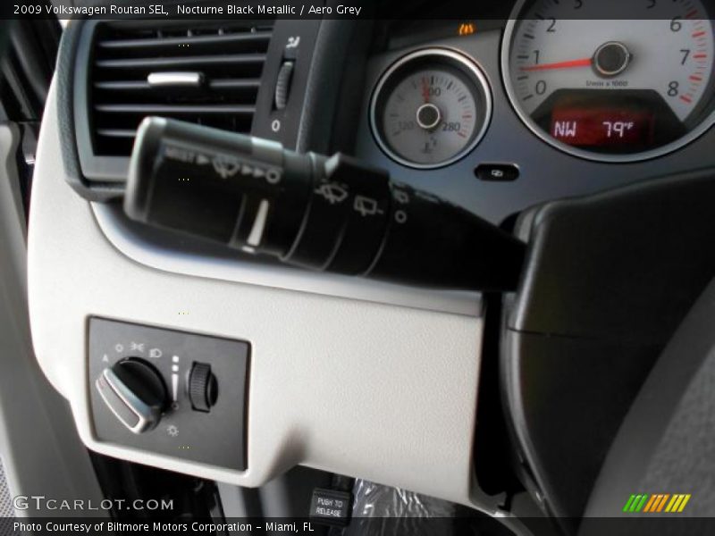 Nocturne Black Metallic / Aero Grey 2009 Volkswagen Routan SEL