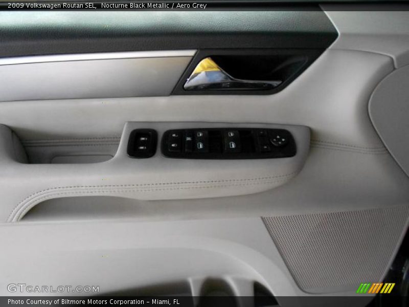 Nocturne Black Metallic / Aero Grey 2009 Volkswagen Routan SEL