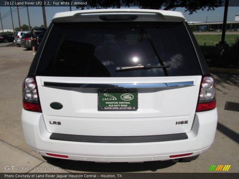Fuji White / Almond 2012 Land Rover LR2 3.2