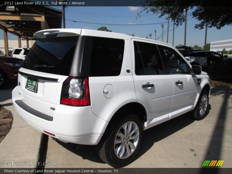 Fuji White / Almond 2012 Land Rover LR2 3.2