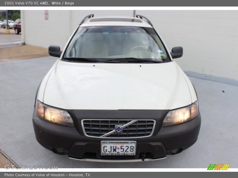 White / Beige 2001 Volvo V70 XC AWD