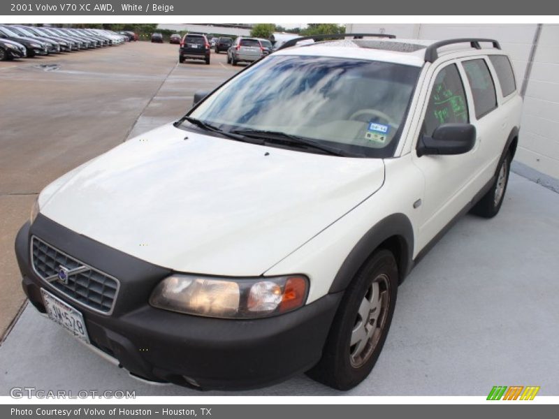 White / Beige 2001 Volvo V70 XC AWD