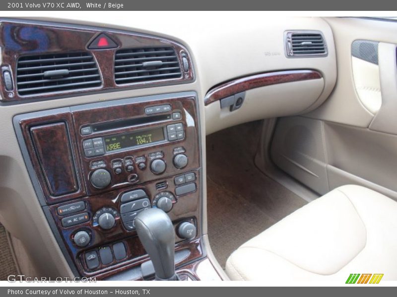 White / Beige 2001 Volvo V70 XC AWD