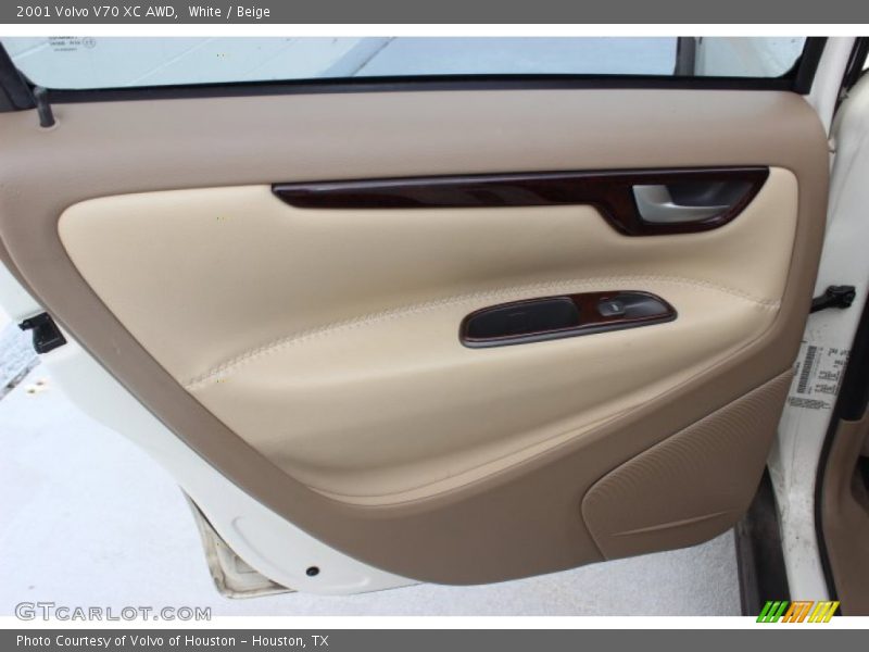 White / Beige 2001 Volvo V70 XC AWD