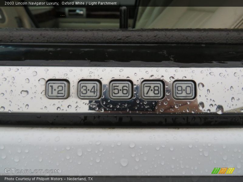 Oxford White / Light Parchment 2003 Lincoln Navigator Luxury