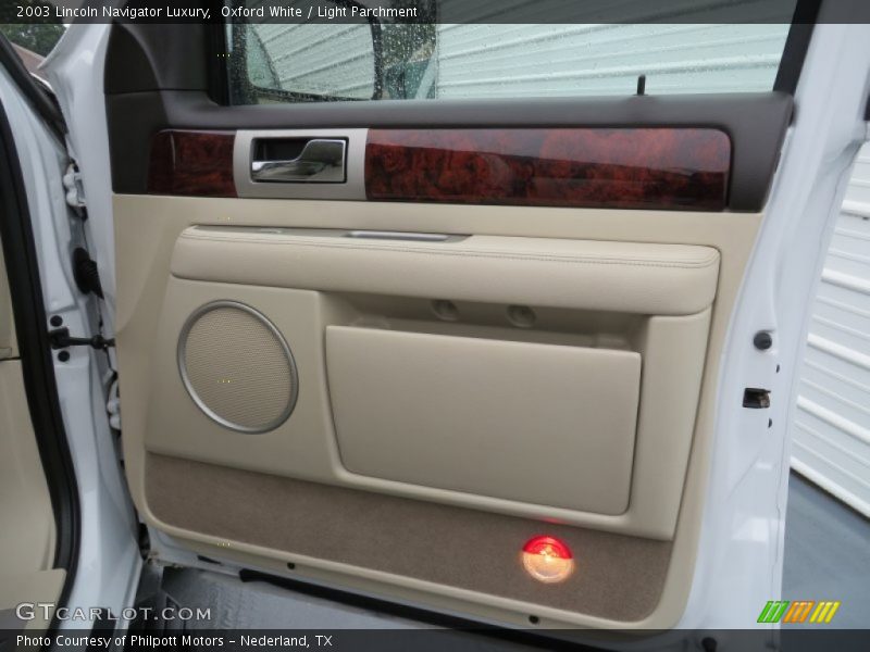 Oxford White / Light Parchment 2003 Lincoln Navigator Luxury