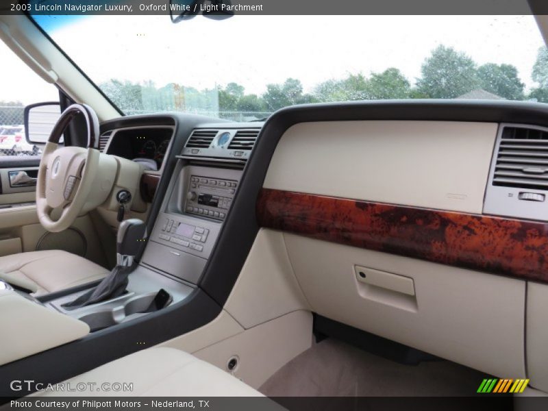 Oxford White / Light Parchment 2003 Lincoln Navigator Luxury