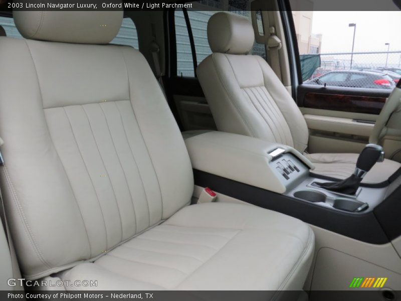 Oxford White / Light Parchment 2003 Lincoln Navigator Luxury