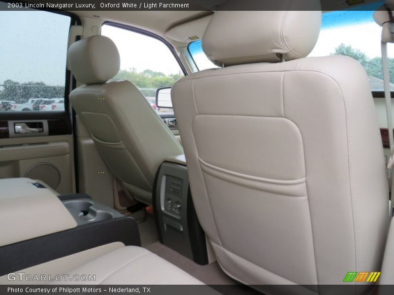 Oxford White / Light Parchment 2003 Lincoln Navigator Luxury