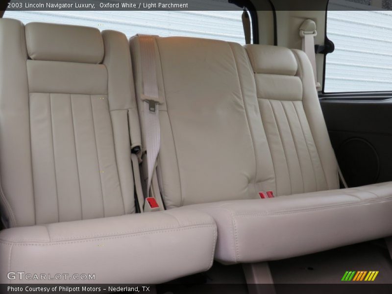 Oxford White / Light Parchment 2003 Lincoln Navigator Luxury