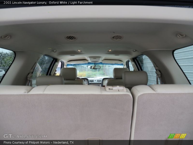 Oxford White / Light Parchment 2003 Lincoln Navigator Luxury