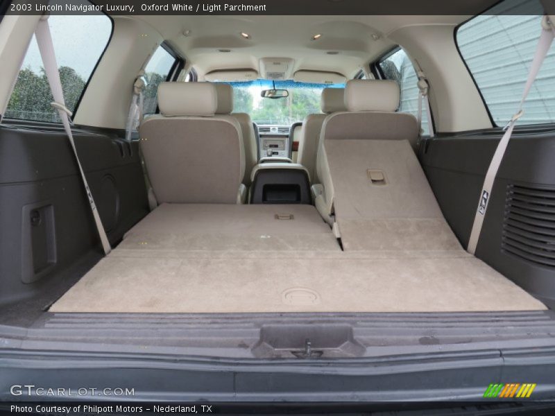 Oxford White / Light Parchment 2003 Lincoln Navigator Luxury