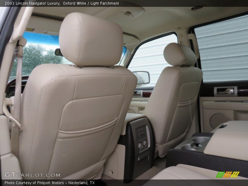 Oxford White / Light Parchment 2003 Lincoln Navigator Luxury