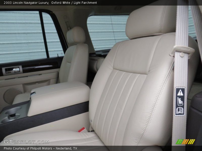 Oxford White / Light Parchment 2003 Lincoln Navigator Luxury