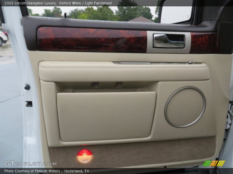 Oxford White / Light Parchment 2003 Lincoln Navigator Luxury