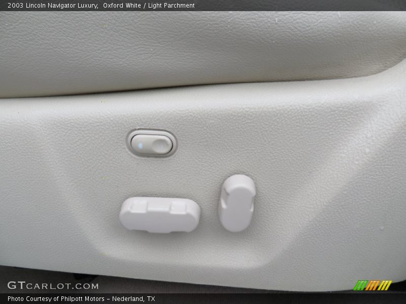 Oxford White / Light Parchment 2003 Lincoln Navigator Luxury