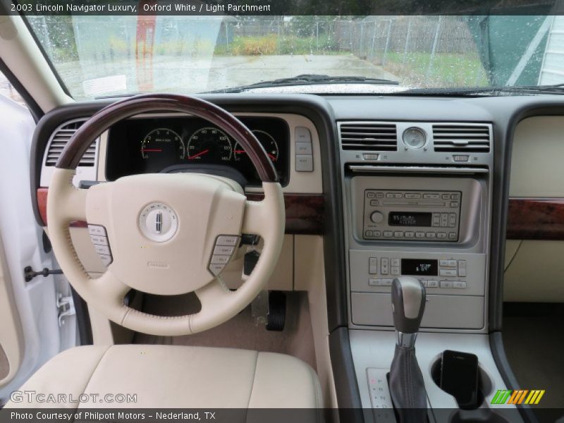 Oxford White / Light Parchment 2003 Lincoln Navigator Luxury