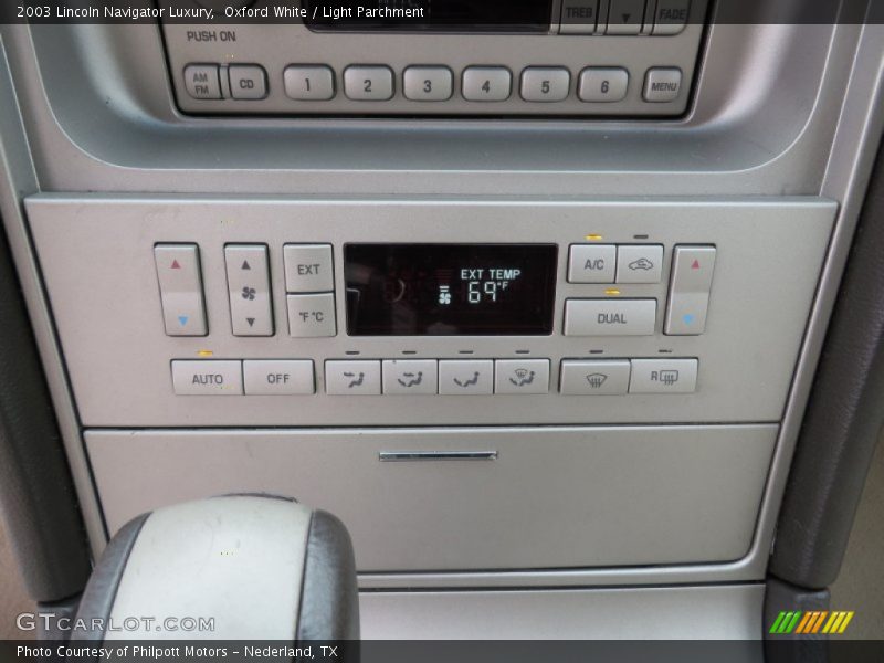 Oxford White / Light Parchment 2003 Lincoln Navigator Luxury