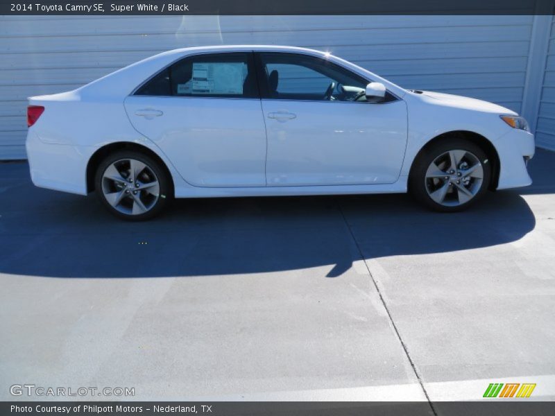 Super White / Black 2014 Toyota Camry SE