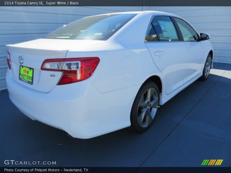 Super White / Black 2014 Toyota Camry SE