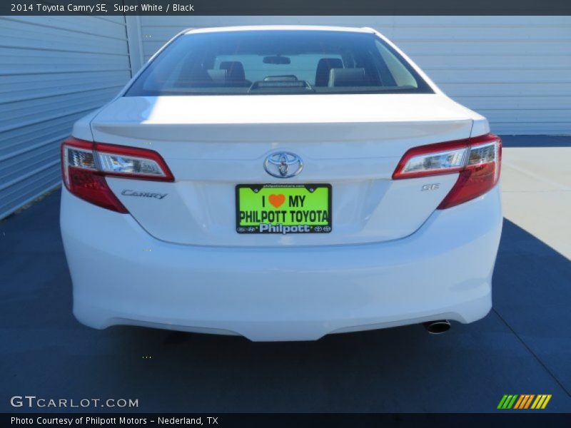 Super White / Black 2014 Toyota Camry SE