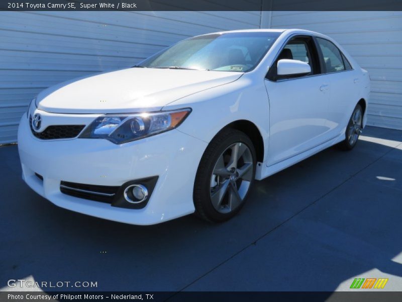 Super White / Black 2014 Toyota Camry SE